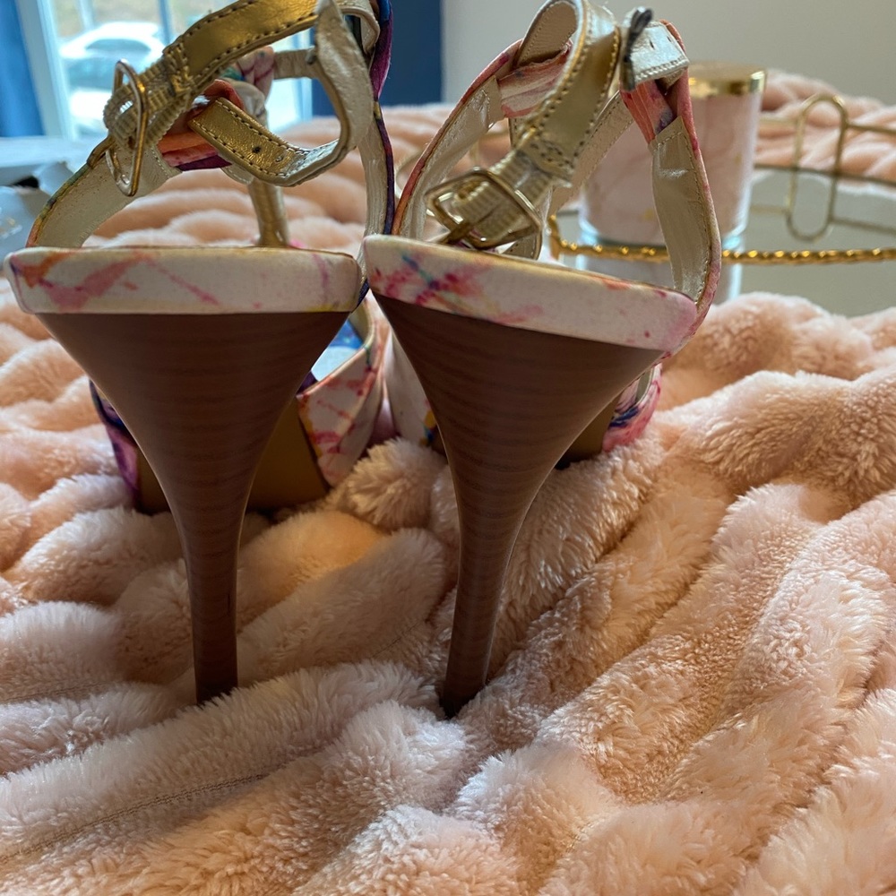 Size 10 Apt 9 heels, fun and bright matches anything
